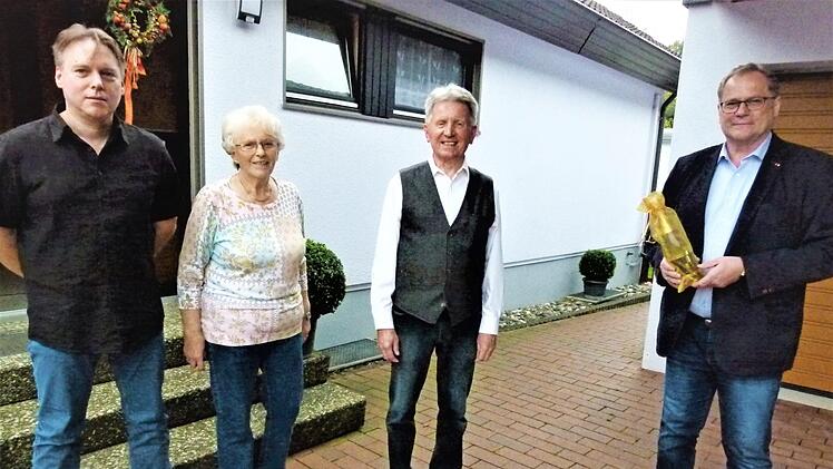 Thomas Hanel (Zweiter von rechts) feierte 80. Geburtstag. Mit im Bild (von links) Sohn Jörg, Ehefrau Hannelore und Bürgermeister Norbert Groß Foto: Werner Reißaus