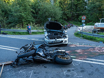 Auto übersieht Motorradfahrer: 21-Jähriger schwer verletzt