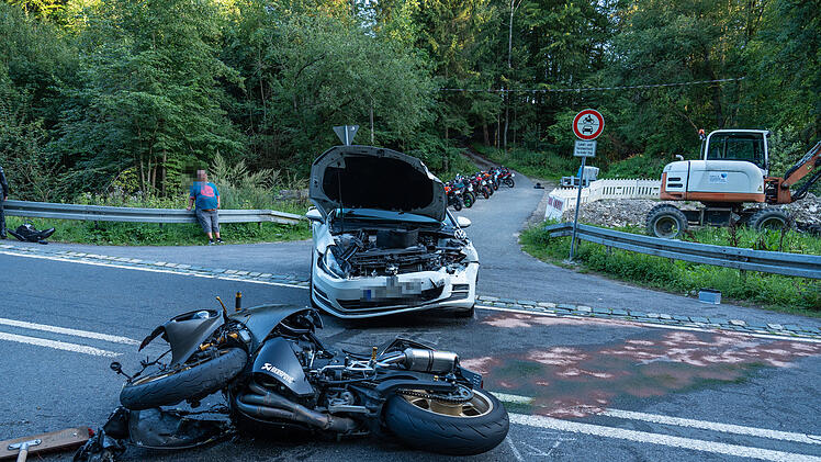 Auto übersieht Motorradfahrer: 21-Jähriger schwer verletzt