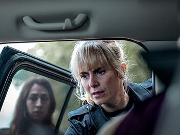Im Auto am Tatort machen Kommissarin Tessa Ott (Carol Schuler, links) und ihre Kollegin Isabelle Grandjean (Anna Pieri Zuercher) eine schreckliche Entdeckung.
