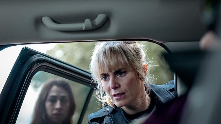 Im Auto am Tatort machen Kommissarin Tessa Ott (Carol Schuler, links) und ihre Kollegin Isabelle Grandjean (Anna Pieri Zuercher) eine schreckliche Entdeckung.