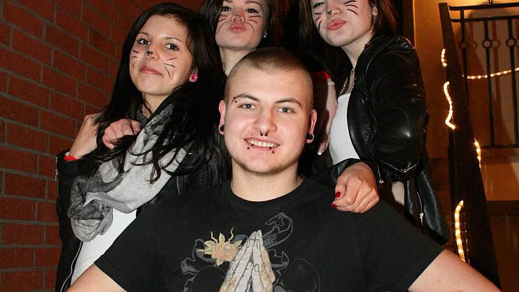 Tobias Scarciolla mit den drei Kätzchen Lisa, Jessy und Sofie: