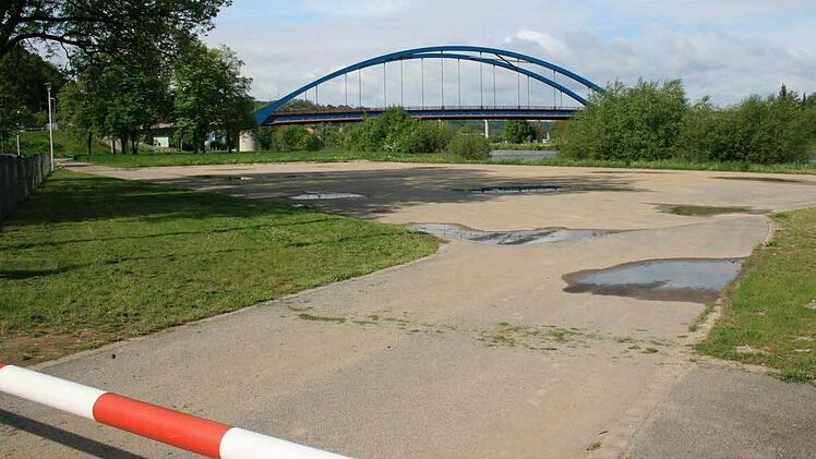 Der Rollschuhplatz am Main wird wieder hergerichtet. Der Nutzung als Eisbahn erteilten die Räte allerdings eine klare Absage.  Foto: Thomas Meyer
