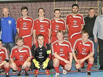 Der Turniersieger TV Ebern zusammen mit dem SVH-Vorsitzenden Ralf Sperber (Zweiter von rechts) und dem Sponsor des Wanderpokals, Stadtrat Thomas Limpert (rechts). Fotos: Wolfgang Dietz