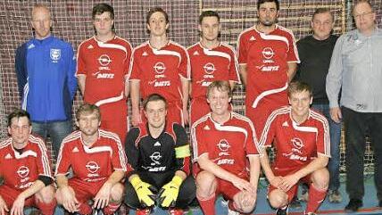 Der Turniersieger TV Ebern zusammen mit dem SVH-Vorsitzenden Ralf Sperber (Zweiter von rechts) und dem Sponsor des Wanderpokals, Stadtrat Thomas Limpert (rechts). Fotos: Wolfgang Dietz