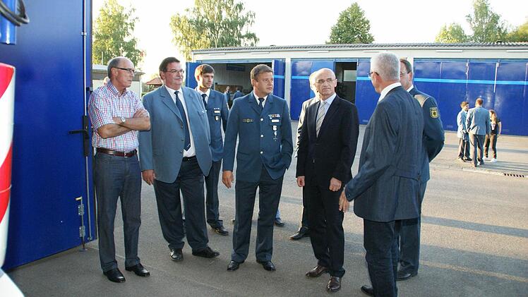 Da sowohl der Landrat, als auch der Haßfurter Bürgermeister neu im Amt sind, nutzten die Verantwortlichen des THW die Ehrung am Dienstagabend auch zu einem Rundgang über das Gelände. Der Ortsbeauftragte Christian Günther (Mitte) erläuterte die technische Ausstattung, die Organisation und die Finanzierung des THW