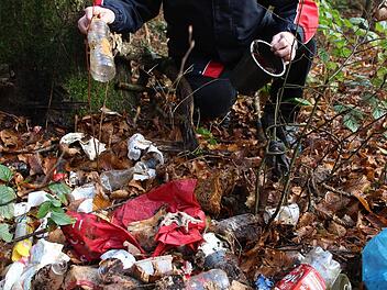 Anwohner Peter Pörtner entdeckt immer wieder Müll am Waldrand zwischen dem Sportplatz Hausen und dem Ortseingang Kleinbrach, zuletzt waren es zwei Säcke voll Haushaltsmüll. Foto: Benedikt Borst