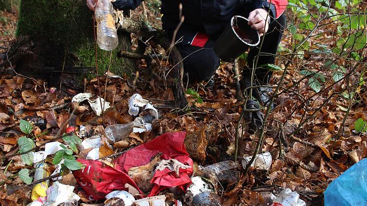 Anwohner Peter Pörtner entdeckt immer wieder Müll am Waldrand zwischen dem Sportplatz Hausen und dem Ortseingang Kleinbrach, zuletzt waren es zwei Säcke voll Haushaltsmüll. Foto: Benedikt Borst