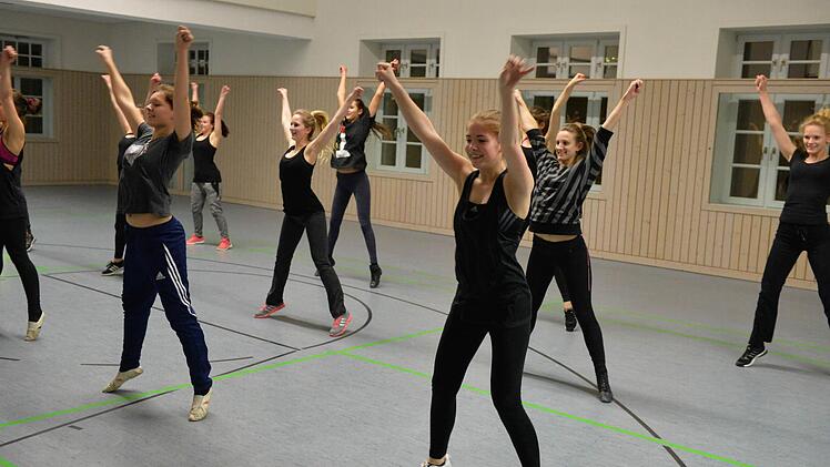 Das Brose Baskets Dance Team tritt pro Heimspiel bis zu neun Mal auf. Foto: Ronald Rinkelf