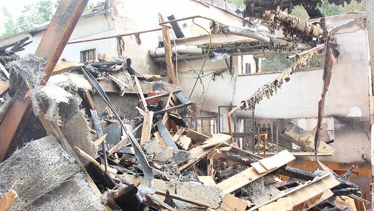 Das Feuer verwüstete das gesamte Arreal.