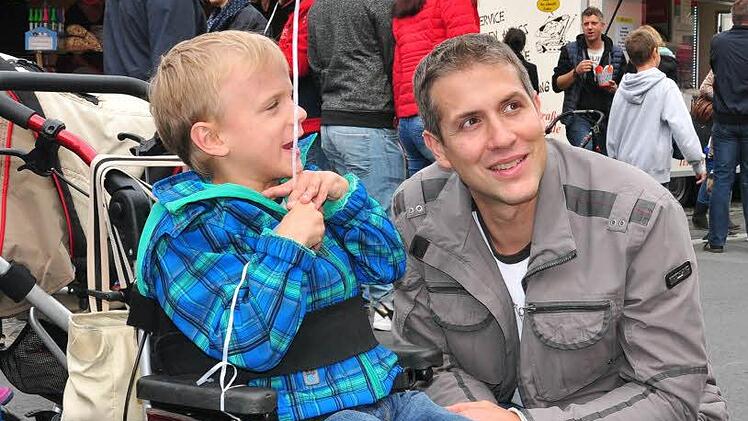 Martin Kemethmüller aus Nürnberg und sein Sohn Tobias genossen die Musik auf dem Straßenfest.