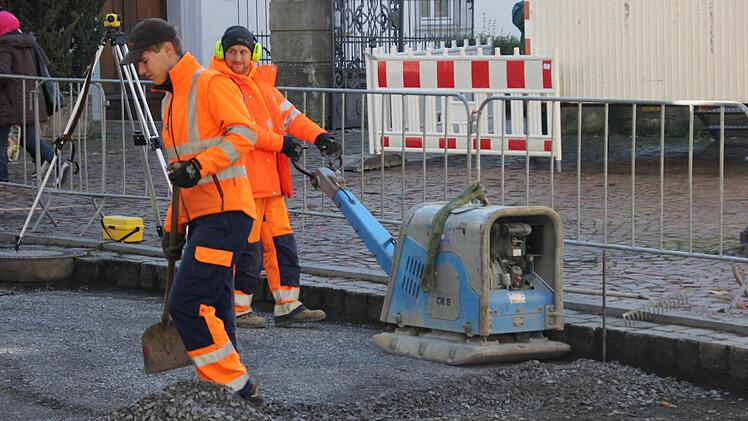 Der Schotter wird mit einer Rüttelplatte verdichtet.  Foto: Friedwald Schedel