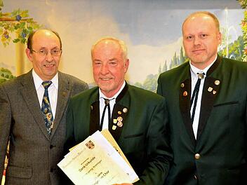 Für seine 50-jährige aktive Mitgliedschaft im Gesangverein Reiterswiesen erhielt Georg Renninger gleich drei Urkunden. So überreichte Siegfried Gottwald (links), Kreisgruppenvorsitzender des Sängerkreises Schweinfurt, Urkunden des Fränkischen Sängerbundes und des Deutschen Chorverbandes. Stefan Greubel (rechts) überreichte die Ehrenurkunde des Gesangvereins Reiterswiesen.  Foto: Peter Rauch