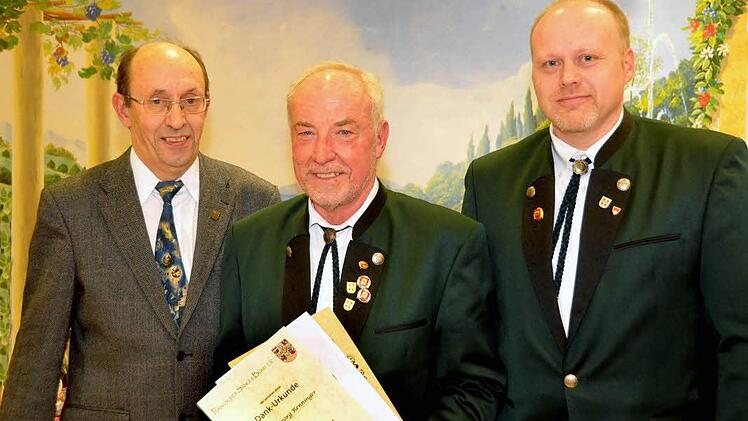 Für seine 50-jährige aktive Mitgliedschaft im Gesangverein Reiterswiesen erhielt Georg Renninger gleich drei Urkunden. So überreichte Siegfried Gottwald (links), Kreisgruppenvorsitzender des Sängerkreises Schweinfurt, Urkunden des Fränkischen Sängerbundes und des Deutschen Chorverbandes. Stefan Greubel (rechts) überreichte die Ehrenurkunde des Gesangvereins Reiterswiesen.  Foto: Peter Rauch