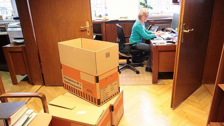 Trotz Umzugskartons: Erika Penert arbeitet einfach weiter. Foto: Josef Hofbauer