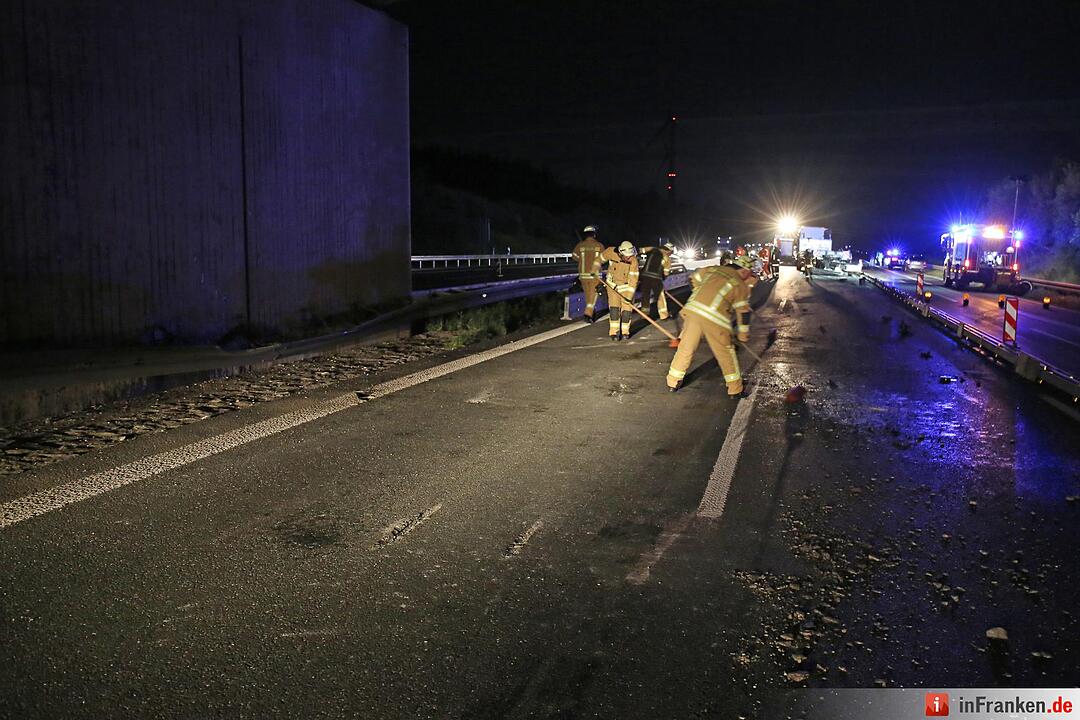 Lkw bleibt mit Kran-Aufbau an Autobahnbrücke hängen