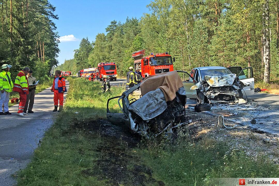 Frontalcrash fordert zwei Tote - Auto geht in Flammen auf