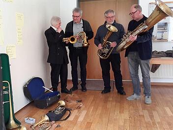 Neue Bestimmung für altes Blech: Mechthild von Czettritz und Neuhaus, Pfarrer Gerd Kirchner, Heinz Kalmund und Manfred Häberlein (von links) begutachten die aussortierten Blasinstrumente, die demnächst als Spende für den musikalischen Nachwuchs nach Afrika gehen. Foto: Rolf Pralle