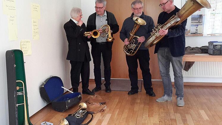 Neue Bestimmung für altes Blech: Mechthild von Czettritz und Neuhaus, Pfarrer Gerd Kirchner, Heinz Kalmund und Manfred Häberlein (von links) begutachten die aussortierten Blasinstrumente, die demnächst als Spende für den musikalischen Nachwuchs nach Afrika gehen. Foto: Rolf Pralle