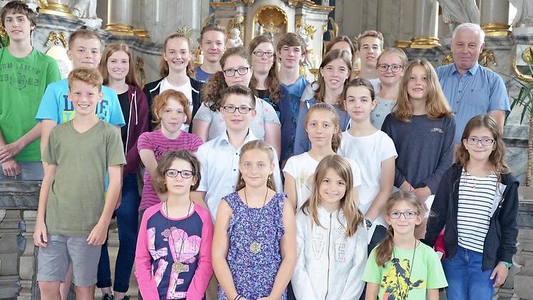 Mit einem feierlichen Festgottesdienst wurden (erste Reihe, von links) Marie Höfling, Sophie Pütz, Johanna Scheuerer und Jule Höfling in ihr neues Amt eingeführt.   Foto: Jana Keul