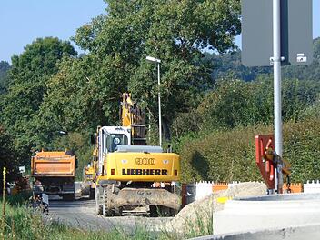 Als erste Maßnahme wurden Kanalarbeiten am Ortsausgang Richtung Rödlas begonnen. Foto: Petra Malbrich