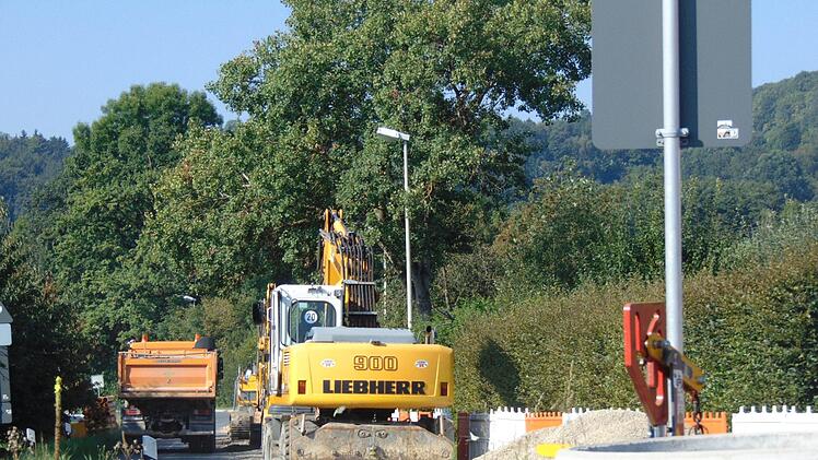 Als erste Maßnahme wurden Kanalarbeiten am Ortsausgang Richtung Rödlas begonnen. Foto: Petra Malbrich