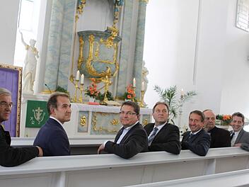 Kreisheimatpfleger Hans Blinzler, Kreisheimatpfleger Robert Wachter, 2. Bürgermeister Oliver Skall, Landrat Klaus Löffler, Bürgermeister Norbert Gräbner, Kreisheimatpfleger Bernd Graf und Pfarrer Matthias Rückert waren besonders vom prächtigen Altar und dem Deckenspiegel angetan.  Foto: Michael Wunder