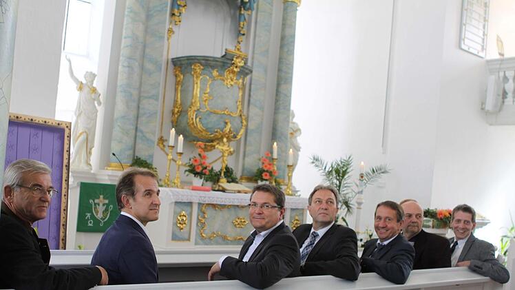 Kreisheimatpfleger Hans Blinzler, Kreisheimatpfleger Robert Wachter, 2. Bürgermeister Oliver Skall, Landrat Klaus Löffler, Bürgermeister Norbert Gräbner, Kreisheimatpfleger Bernd Graf und Pfarrer Matthias Rückert waren besonders vom prächtigen Altar und dem Deckenspiegel angetan.  Foto: Michael Wunder
