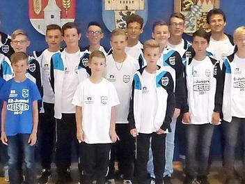 Die drei Meisterteams der Spielgemeinschaft Marktleugast und ihre Betreuer mit Bürgermeister Franz Uome (hinten, links) und Jugendkoordinator Jörg Träder (hinten, Vierter von links) Foto: Klaus-Peter Wulf