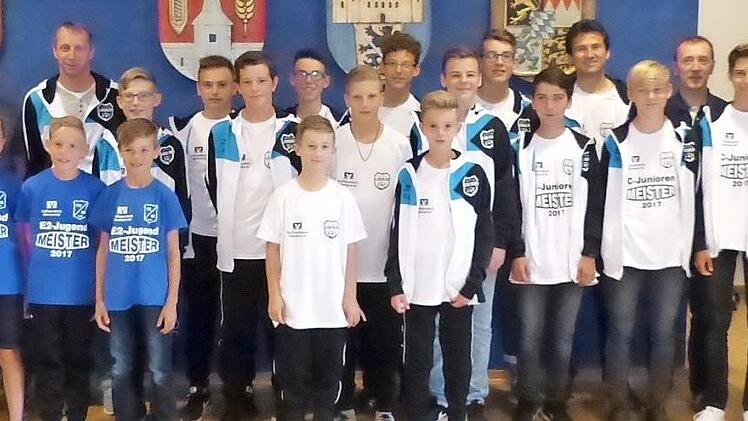 Die drei Meisterteams der Spielgemeinschaft Marktleugast und ihre Betreuer mit Bürgermeister Franz Uome (hinten, links) und Jugendkoordinator Jörg Träder (hinten, Vierter von links) Foto: Klaus-Peter Wulf
