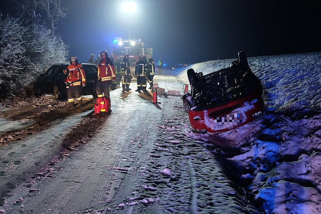 Kreis ERH: Unfall auf spiegelglatter und verschneiter Fahrbahn