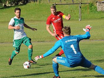Mit der SpVgg Hosenfeld hatte sich der SV Riedenberg einen starken Testspielpartner geholt, der auch prompt mit 3:2 die Oberhand behielt. Auf unserem Bild können Fabian Seuring (links) und Torwart Florian Dorn nicht den Abschluss von Benedikt Rützel verhindern.ssp