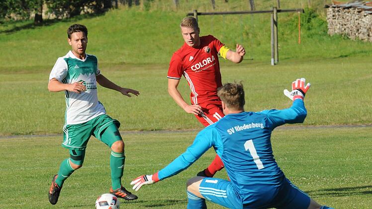 Mit der SpVgg Hosenfeld hatte sich der SV Riedenberg einen starken Testspielpartner geholt, der auch prompt mit 3:2 die Oberhand behielt. Auf unserem Bild können Fabian Seuring (links) und Torwart Florian Dorn nicht den Abschluss von Benedikt Rützel verhindern.ssp