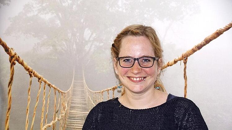 Das Bild an der Wand der Beratungsstelle beschreibt gut die Aufgabe von Dorothea Walter in der neu installierten Jugendsuchtberatung der Caritas im Kreis Haßberge: Brücken bauen, Wege zeigen. Foto: Sabine Weinbeer