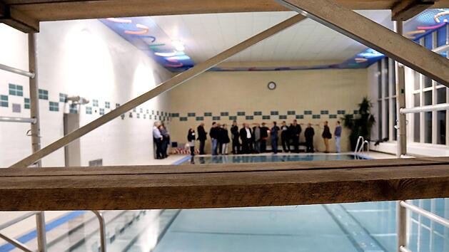 Anfang März begutachteten Vertreter der Gemeinde, der Schulleitung und der Feuerwehr Adelsdorf die wegen Sanierungsbedürftigkeit gesperrte Schwimmhalle, die saniert werden soll.  Foto: Johanna Blum/Archiv