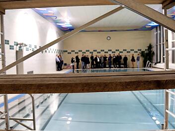 Anfang März begutachteten Vertreter der Gemeinde, der Schulleitung und der Feuerwehr Adelsdorf die wegen Sanierungsbedürftigkeit gesperrte Schwimmhalle, die saniert werden soll.  Foto: Johanna Blum/Archiv