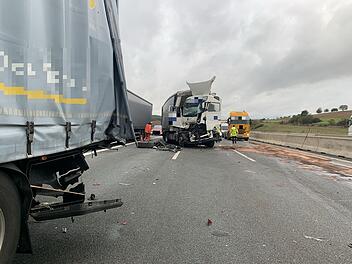 Auffahrunfall am Stauende: Fahrer in F&uuml;hrerhaus eingeklemmt
