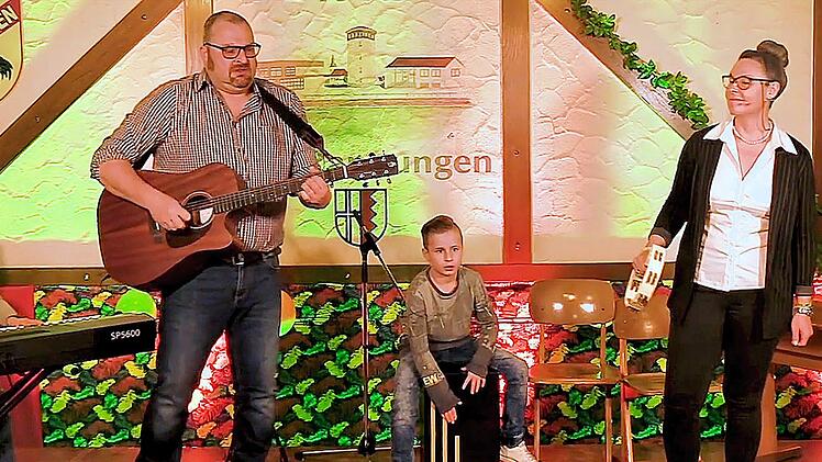Zum Elternsprechtag musste Marco Nöller mit seinen Söhnen Jona und Luca bei  der Lehrerin (Bettina Nöller). Screenshot: Dieter Britz