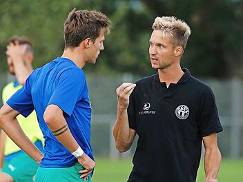 Markus Taschner (rechts, im Gespräch mit Bas Peeters) hat für die neue Saison ein klares Ziel: Mit dem TSV Neudrossenfeld will der 40-Jährige unter die ersten vier der Vorrundengruppe 1 der Landesliga Nordost.