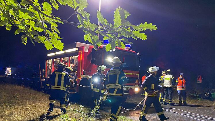 Im Rahmen der Feuerwehraktionswoche &uuml;bten ein Teil der Freiwilligen Feuerwehren der Gro&szlig;en Kreisstadt Bad Kissingen am Wochenende. Foto: Harald Albert