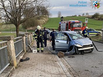 Betrunkener Fahrer prallt gegen Brückengeländer in Zirndorf