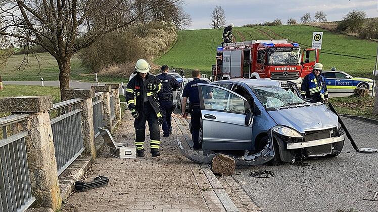 Betrunkener Fahrer prallt gegen Brückengeländer in Zirndorf