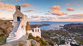 Serifos island in Cyclades island group in the Aegean Sea. Die Insel Serifos gehört zur Inselgruppe der Kykladen im Ägäischen Meer.
