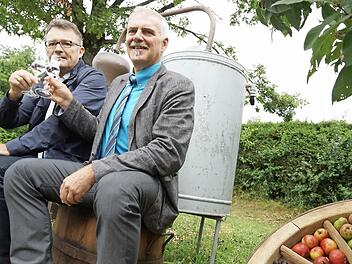 Karl-Heinz Suhl vom Amt für Ernährung, Landwirtschaft und Forsten und Bürgermeister Jürgen Karle erheben die Gläser auf das Gelingen des Förderprojekts. Foto: Arkadius Guzy