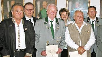 Mit Urkunden und Ehrennadeln würdigten Gesellschaft und Gau langjährige Treue zum Schießsport. Im Bild von links: Adolf Neubauer, Gauschützenmeister Klaus Jentsch, Alfred Wenzel, Bürgermeisterin Elke Protzmann, Franz Nebauer, Schützenmeister Jörg Ehrlich, Ernst Witter und Dr. Karl Müller.  Foto: Klaus Oelzner