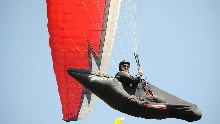 Die Thermik meint es zurzeit gut mit den Hammelburger Gleitschirmfliegern: Sie liefern Rekordergebnisse. Foto: Wolfgang Dünnebier