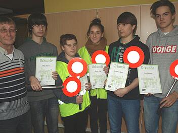 Seit 34 Jahren organisiert Lehrer Werner Vierheilig (links) den Schülerlotsendienst an der Grund- und Mittelschule Oerlenbach. Zum Zwischenzeugnis geben (von links) Philip Linsner, Nico Seufert, Hanna Kuhn, Maximilian Bieber und Leon Johannes ihr Amt ab.  Foto: Stefan Geiger