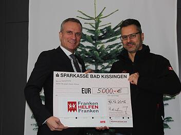 Joachim Heinlein (rechts), Ingenieur aus Oberthulba, übergibt Alexander Subat, Geschäftsführer der Saale-Zeitung, seine Spende.  Foto: Greiner