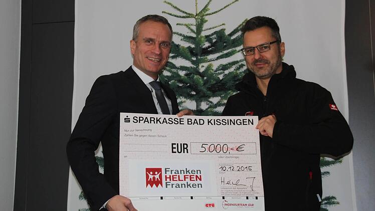 Joachim Heinlein (rechts), Ingenieur aus Oberthulba, übergibt Alexander Subat, Geschäftsführer der Saale-Zeitung, seine Spende.  Foto: Greiner