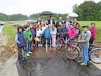 Einweihung des Radwegs bei Regen  Foto: Franz Galster